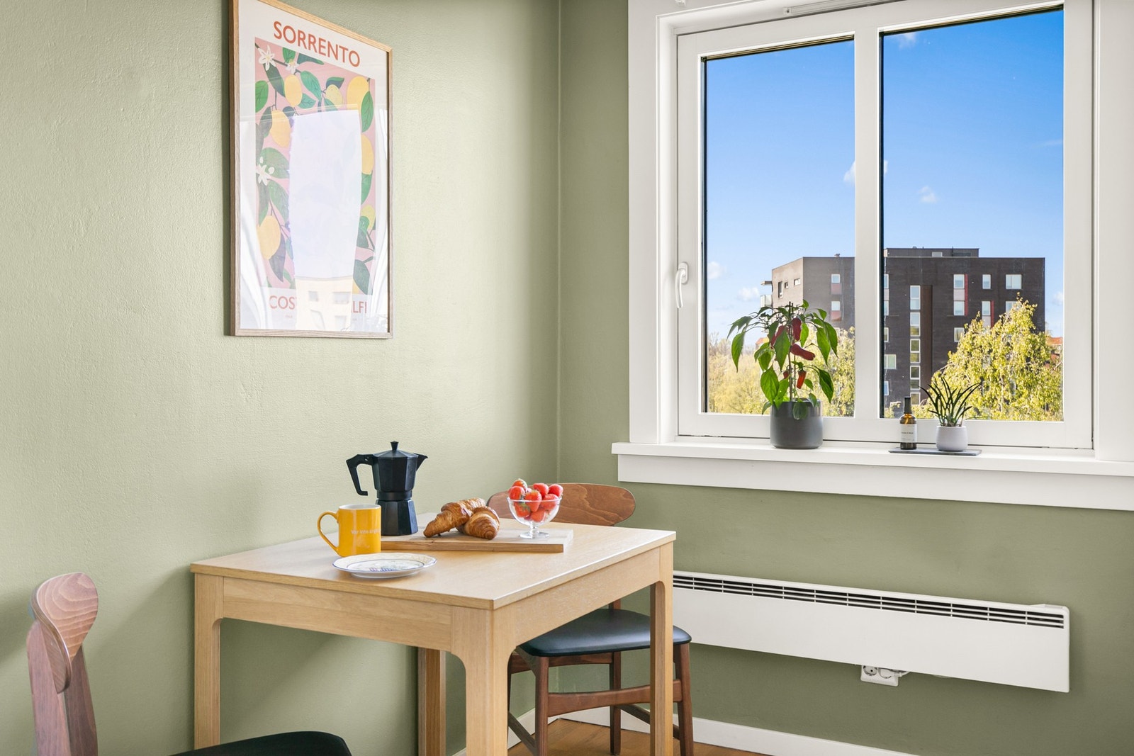 Naturlig plass til frokostbord finner vi også her, med flott plassering ved vinduet på kjøkkenet Galleribilde