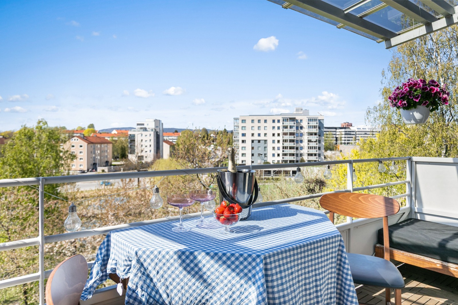 Her lever du tett på naturen med et flott utsyn fra balkongen Galleribilde