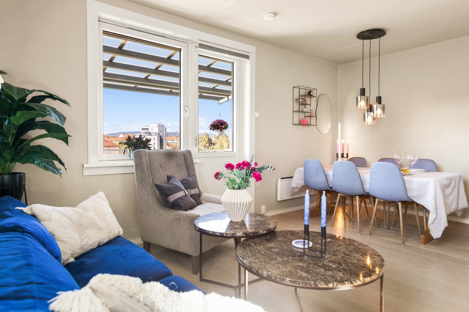 Åpen og sosial stue med naturlig overgang til spiseområdet - perfekt for både hverdag og gjester. Galleribilde