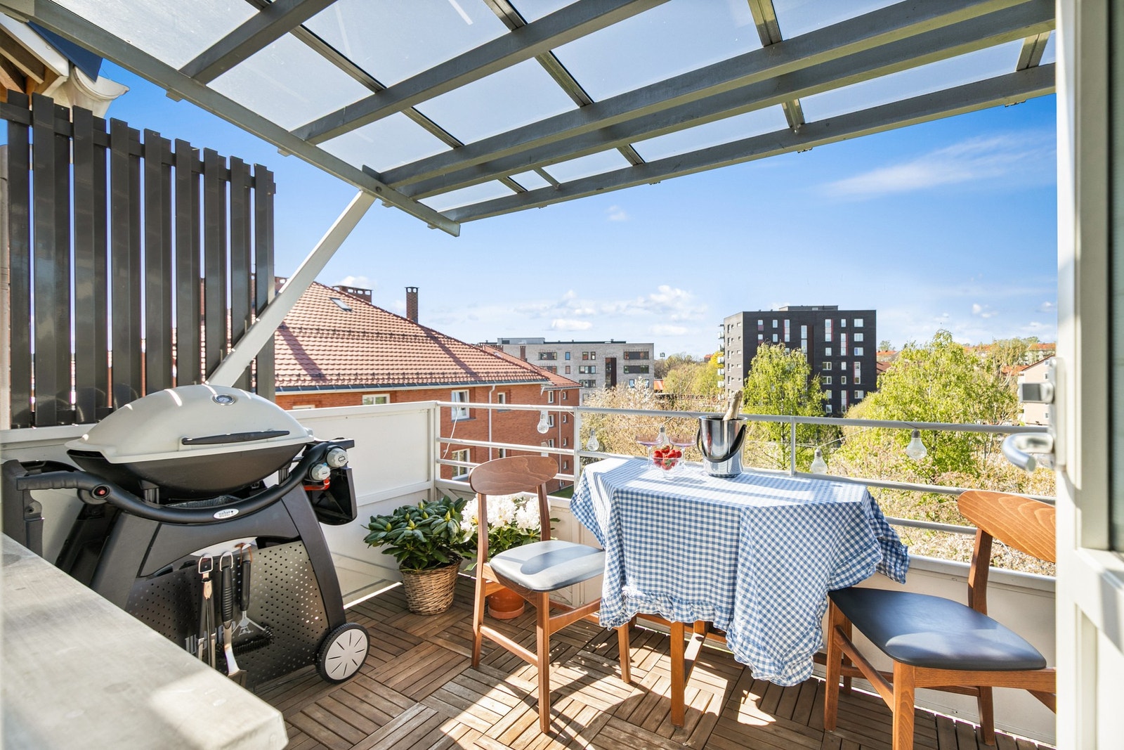 Vestvendt balkong med god plass til bord med tilhørende stoler, loungesofa og grill Galleribilde