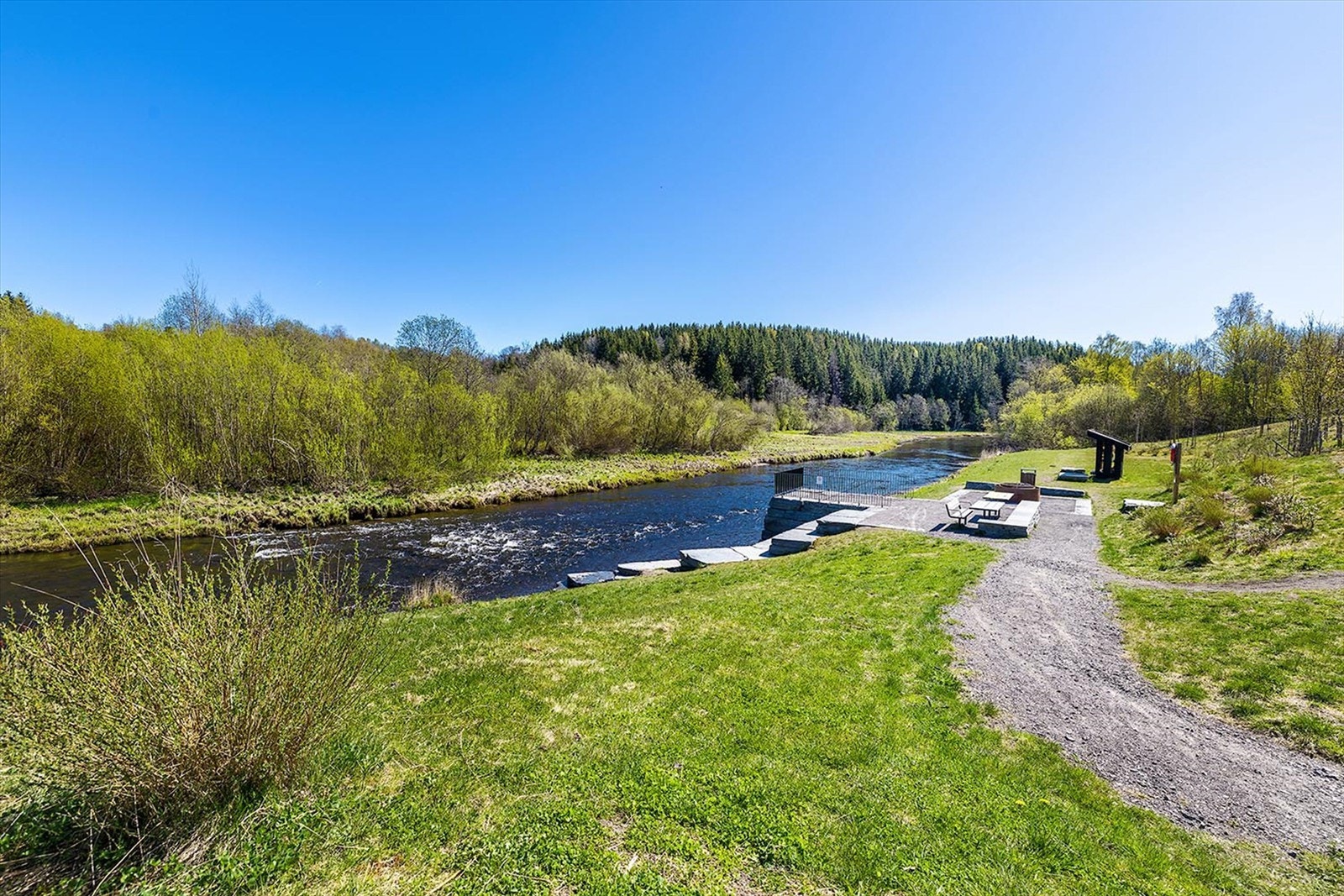 Med umiddelbar nærhet til skog og mark er det enkelt å legge ut på tur i nærområdet. Galleribilde