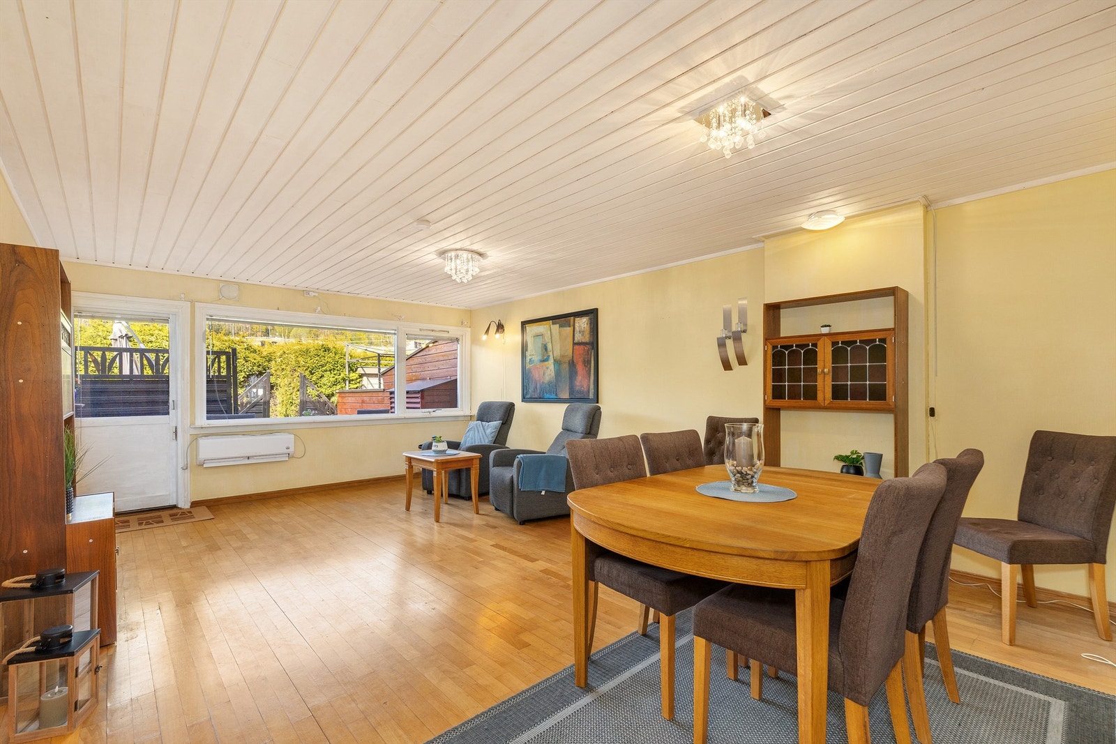Gulvene i stuen har parkett, mens veggene har en kombinasjon av malte flater og trepanel. Galleribilde