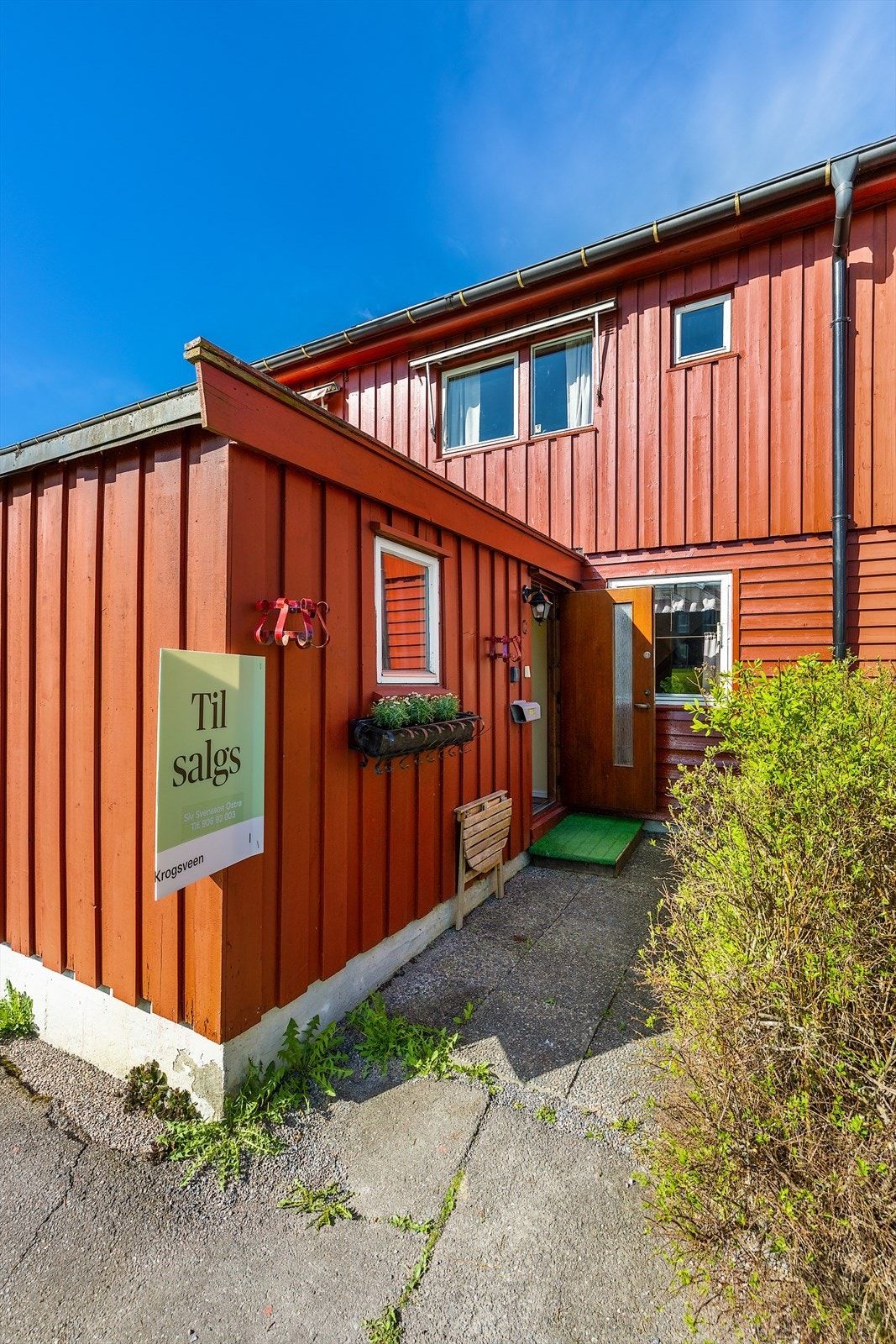 Beliggende i et rolig og veletablert boligområde på Slattum, med kort vei til butikk, buss og skoler Galleribilde