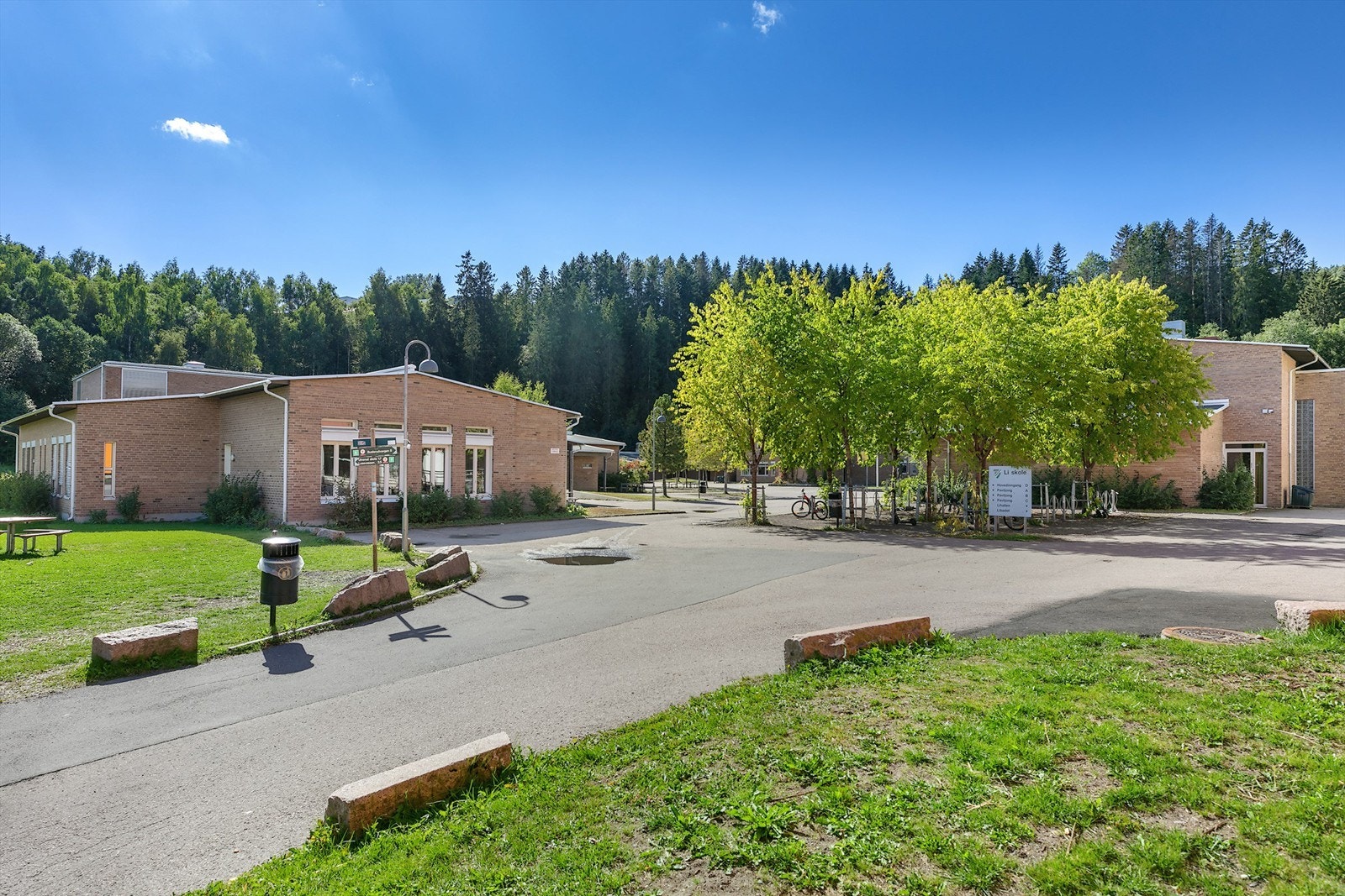 Det er gangavstand til både Slattum skole (1-7 kl.) og Li ungdomsskole (8-10 kl.). Galleribilde