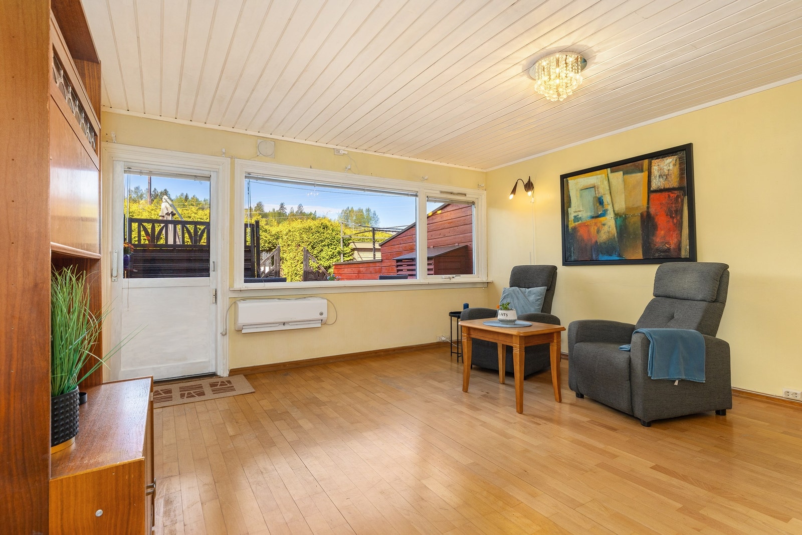 Fra stuen er det direkte utgang til en stor terrasse som utvider oppholdsrommet på varme dager. Varmepumpe montert i 2013 Galleribilde