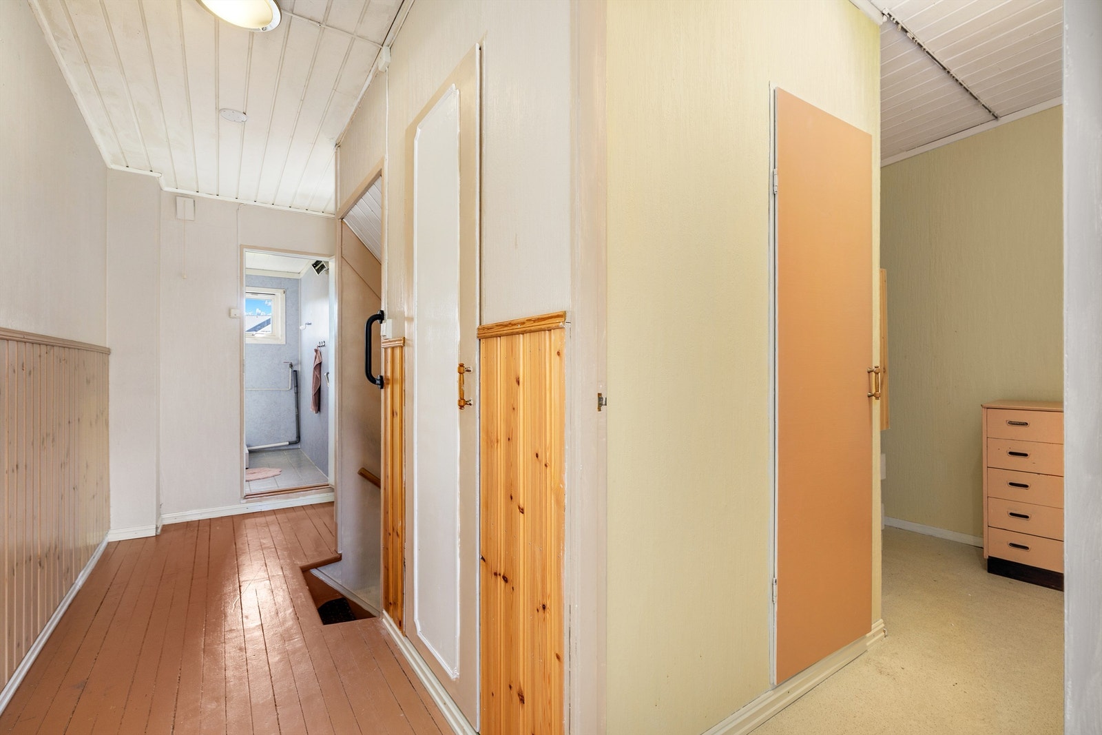 Gangen i andre etasje gir tilgang til alle rom og har ekstra oppbevaringsplass i et kott og en innvendig bod. Galleribilde