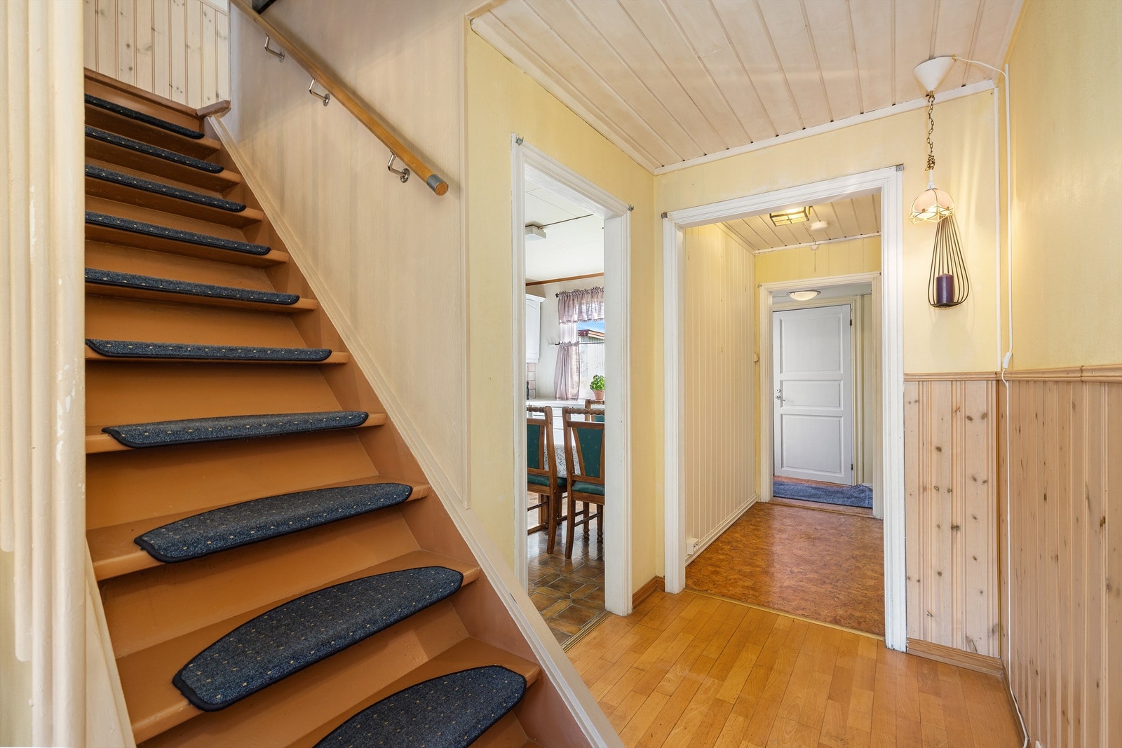 Den malte tretrappen har teppefliser i trinnene. Galleribilde
