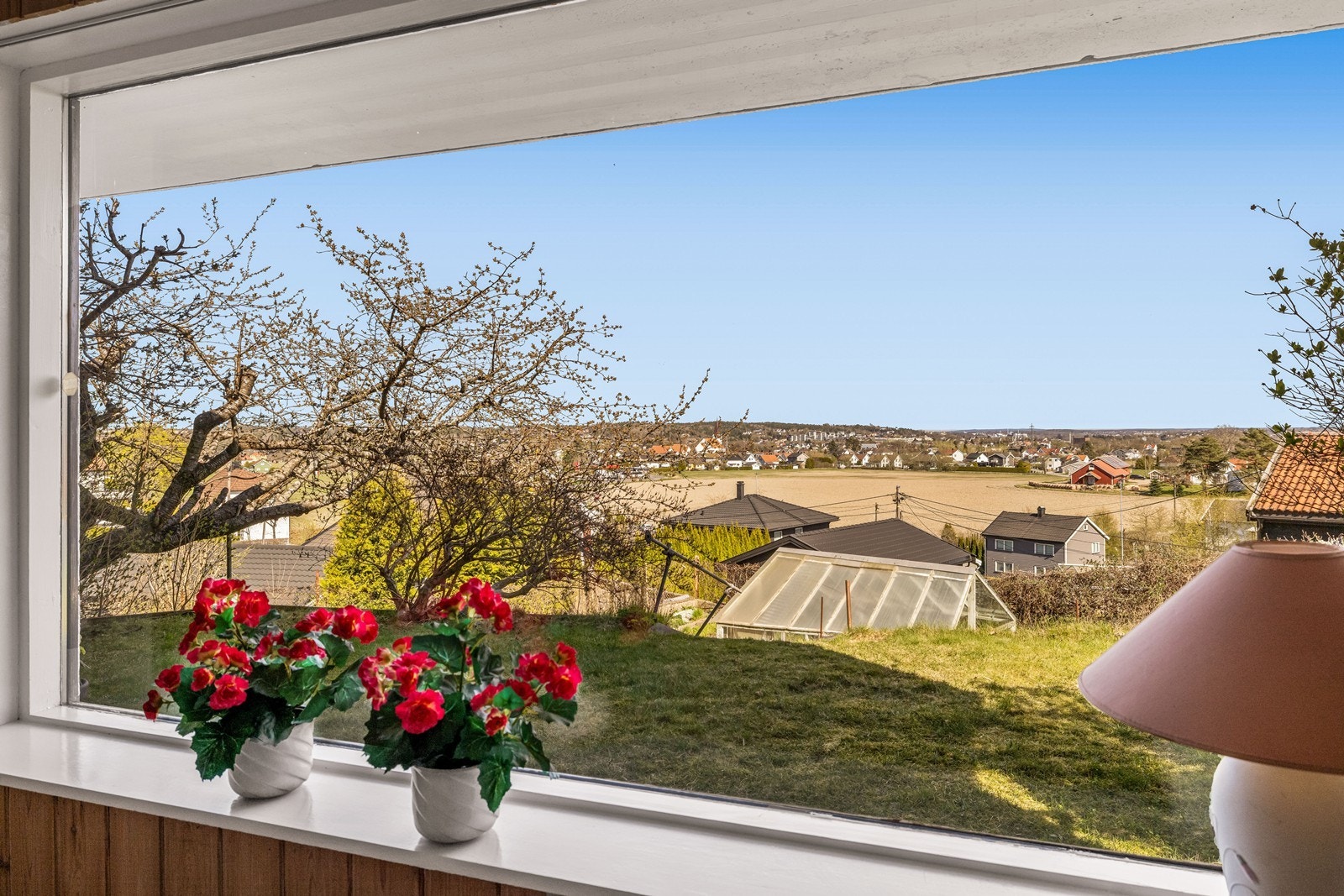Fra vinduene har man også utsikt over nærområdet og den opparbeidede hagen med kjøkkenhage og drivhus. Galleribilde