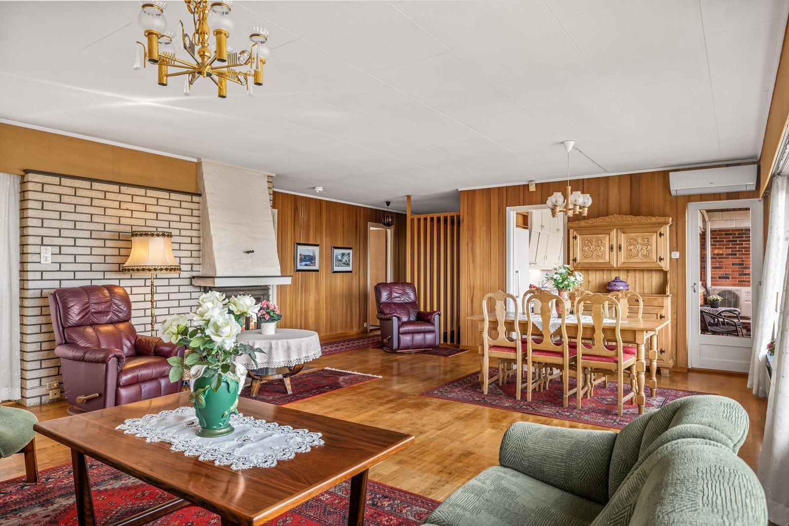 I fra stua er det både utgang til en luftebalkong og en ovebygget uteplass. Galleribilde