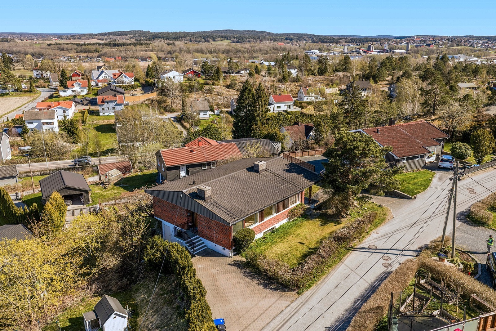 Eiendommen ligger i et etablert og rolig boligområde på Rolvsøy, med kort vei til Dikeveien handelsområde. Galleribilde