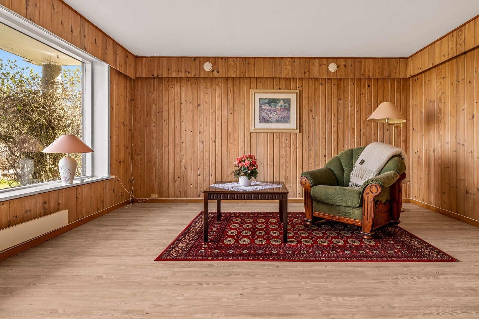 I underetasjen er det en egen stue med panelvegger og laminatgulv. Et romslig flerbruksrom for familien. Galleribilde