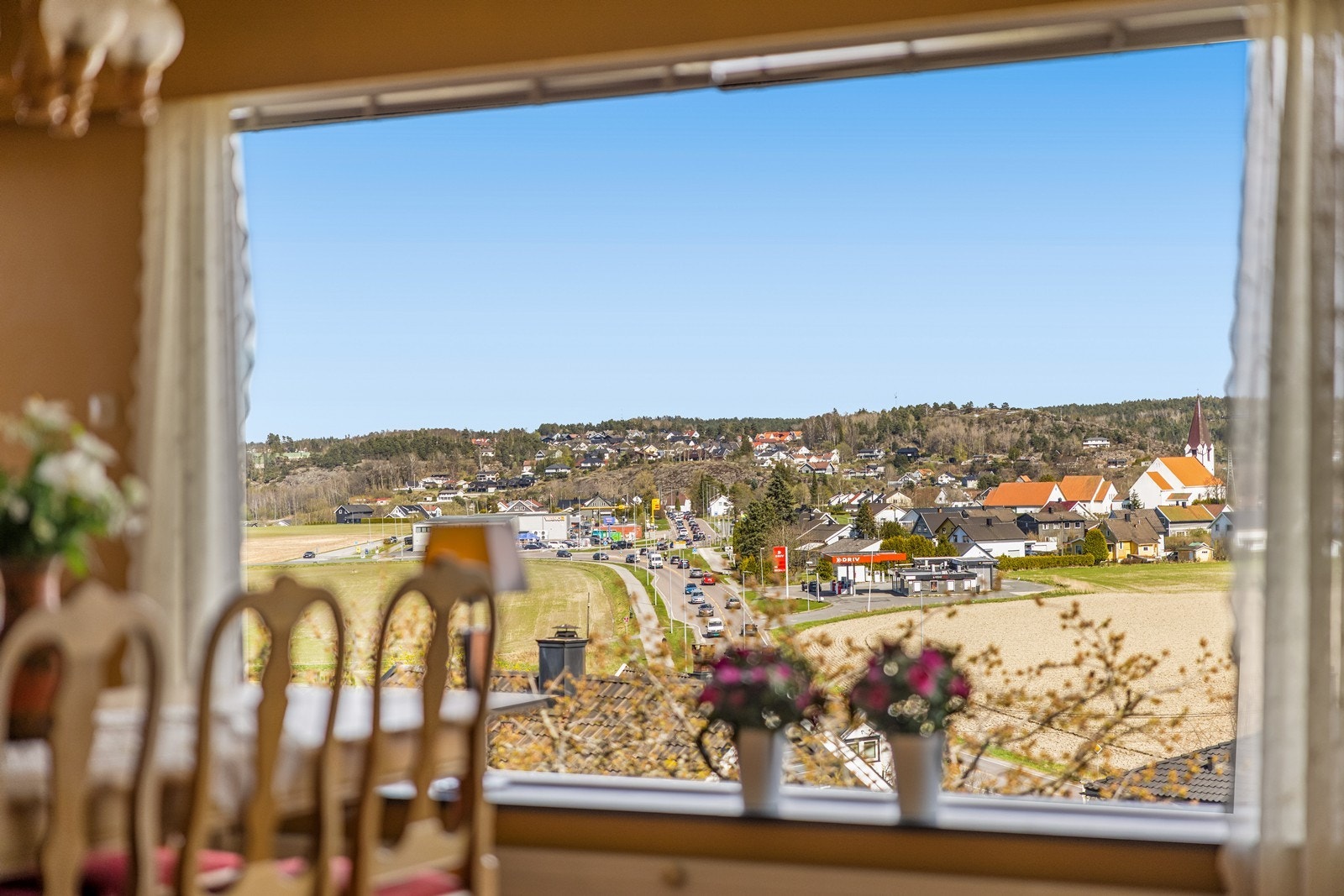 Fra stuevinduet ser man mot blant annet 109-veien. Rema 1000 og bussholdeplass ligger kun få minutters gange unna. Galleribilde