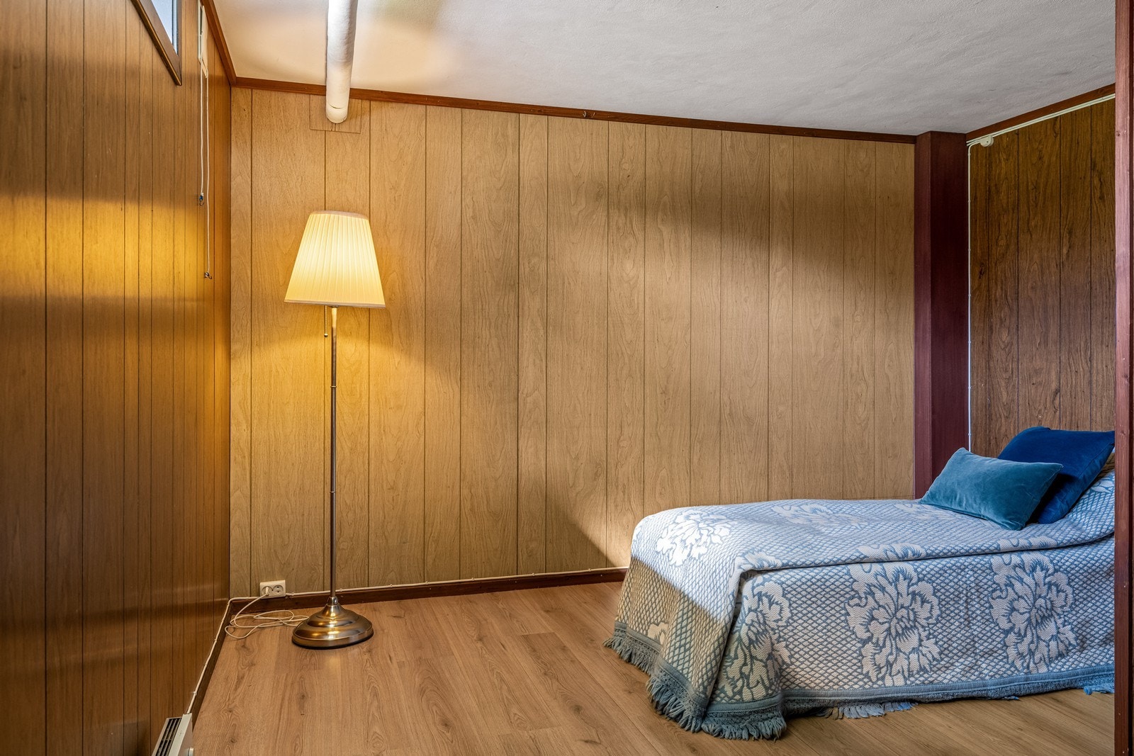 Innredet rom i underetasjen med laminatgulv og panelvegger. Rommet er innredet uten byggemelding til kommunen og at nødvendige godkjennelser er gitt. Rommet er ikke godkjent for varig opphold. Galleribilde