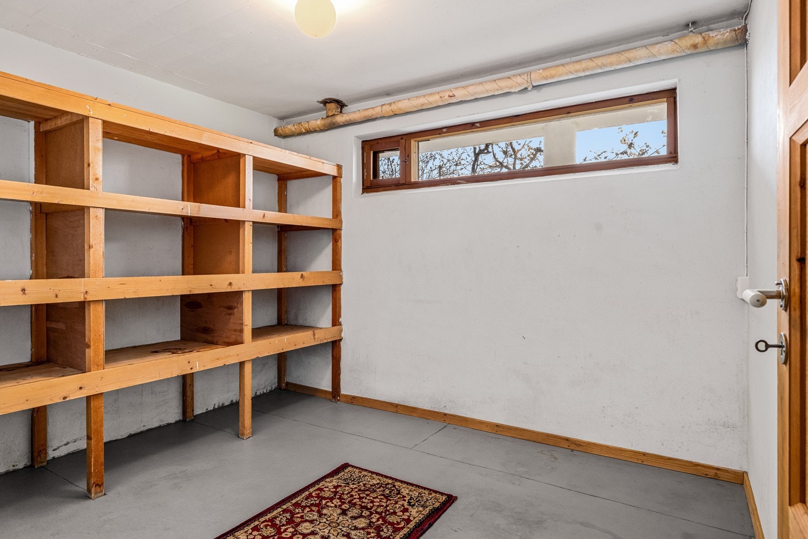 Boligen har rikelig med lagringsplass, med blant annet to lagerrom og matkjeller i underetasjen. Galleribilde