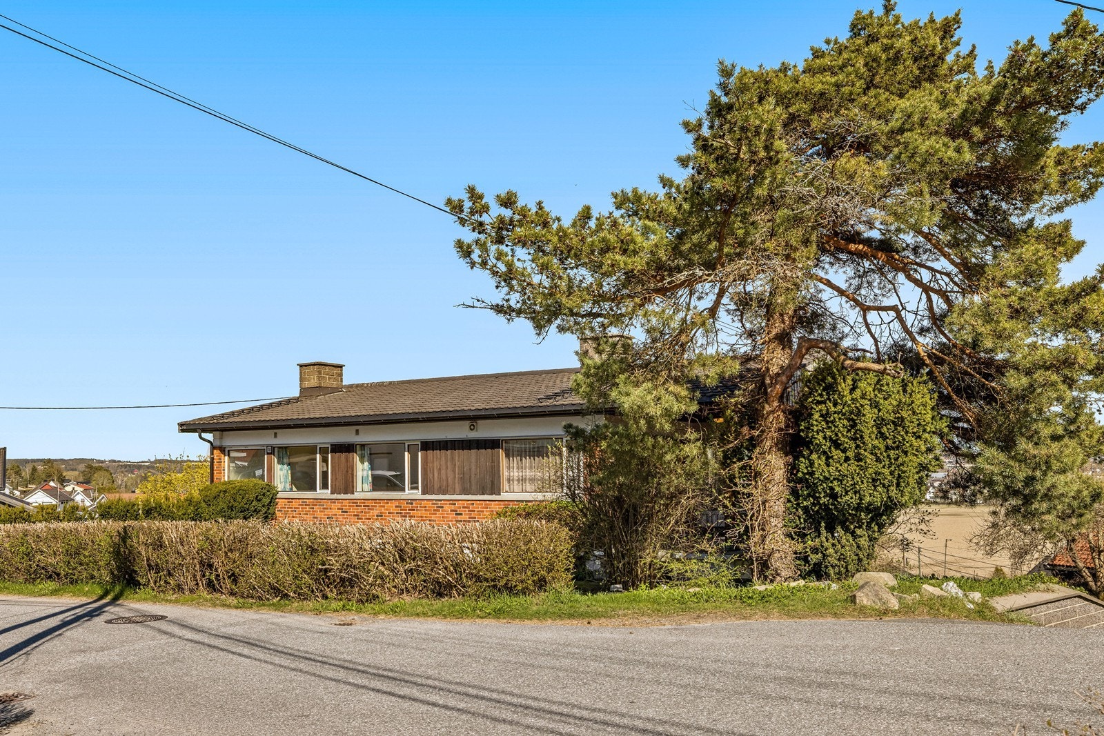Fasadene består av en kombinasjon av teglstein og trepanel. Galleribilde