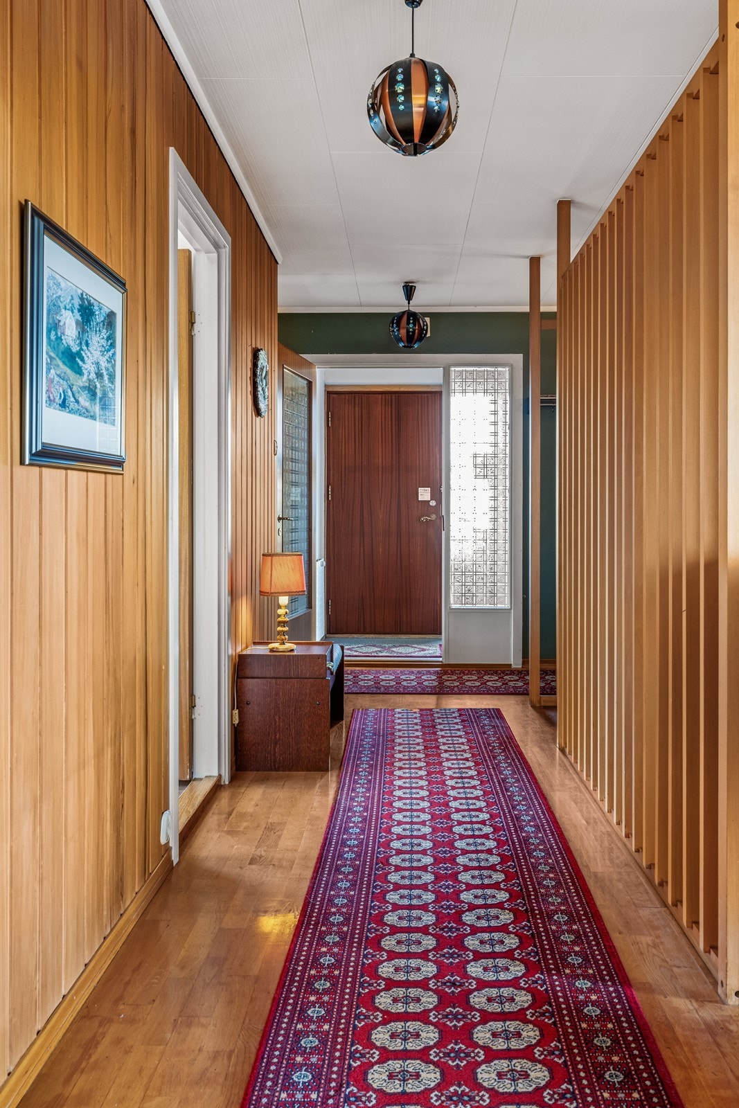 Vindfanget og hallen gir et godt førsteinntrykk med panelvegger og parkettgulv. Galleribilde