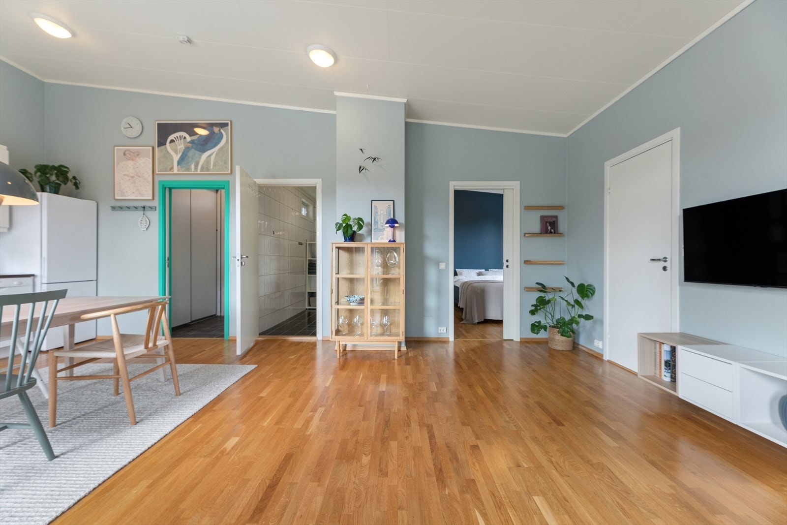Fra stuen er det adkomst til badet og boligens to soverom. Galleribilde