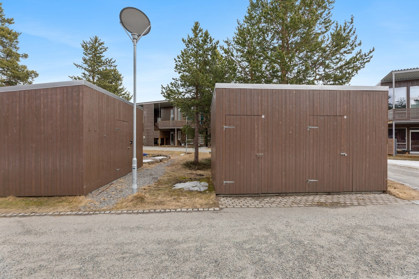 Til boligen hører en egen, frittstående utebod på 5 m² for ekstra lagring. Galleribilde