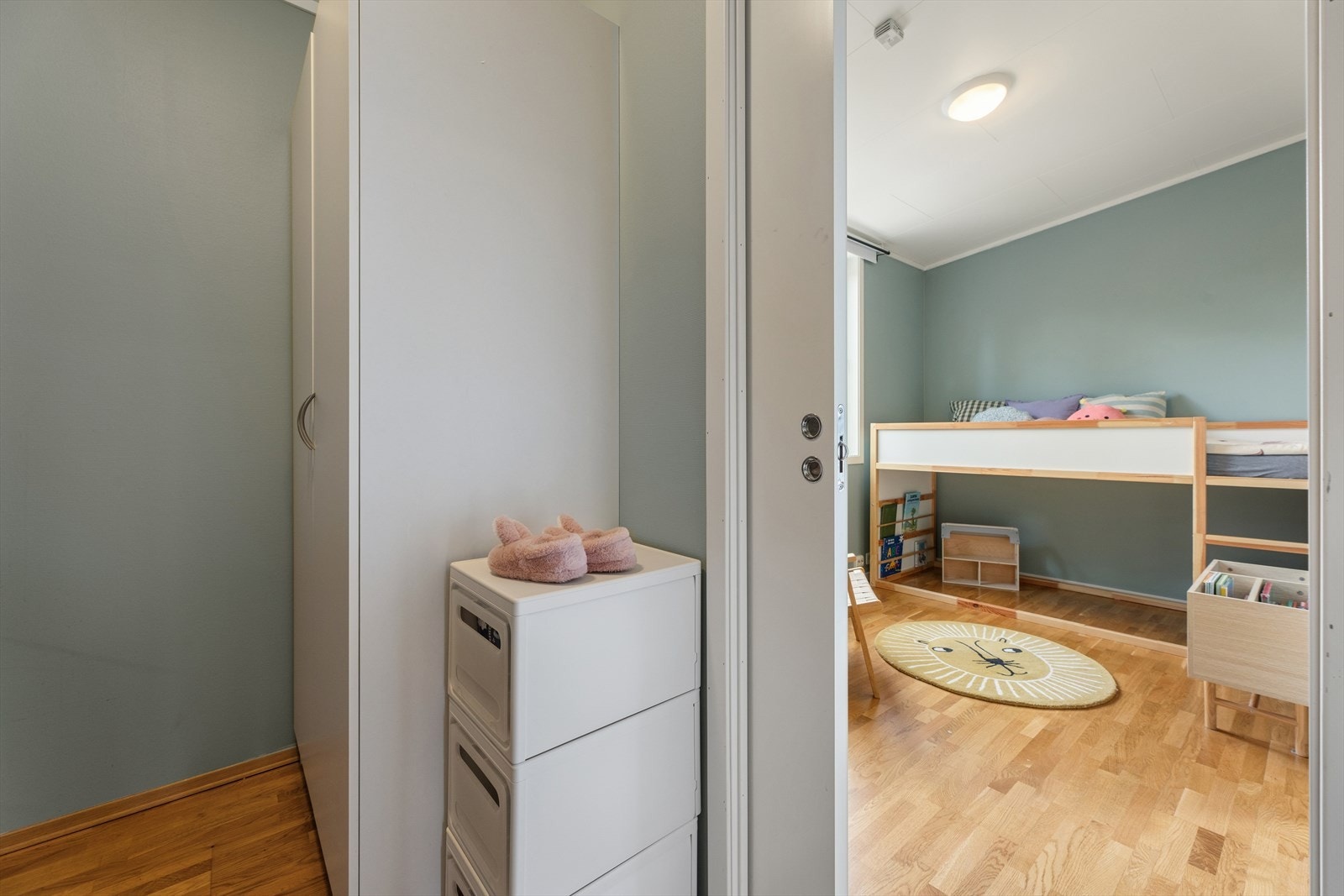 Mellom soverommene er det et praktisk rom som i dag benyttes som walk-in-closet. Galleribilde