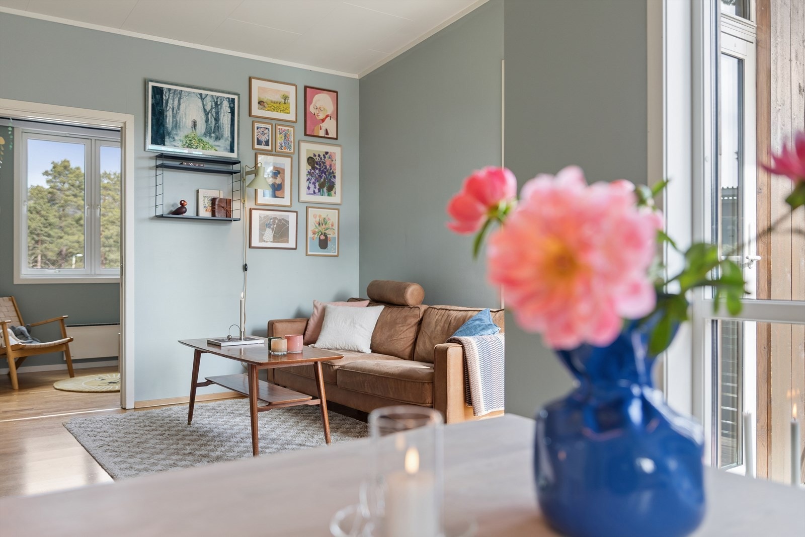 Vegger med malte plater og strie gir et rent uttrykk. Galleribilde