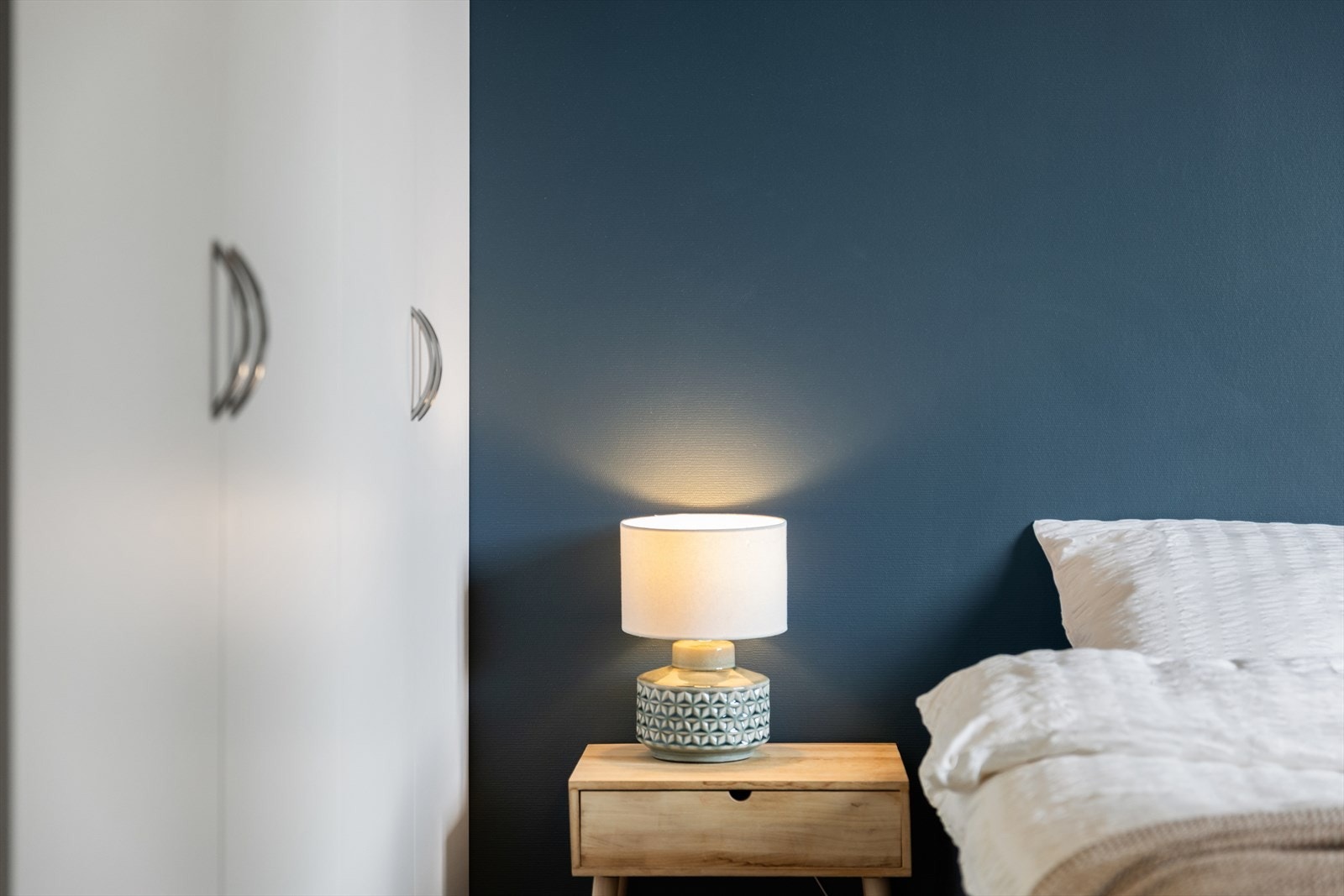 Parkettgulvet fortsetter inn på soverommene og skaper en helhetlig stil. Galleribilde