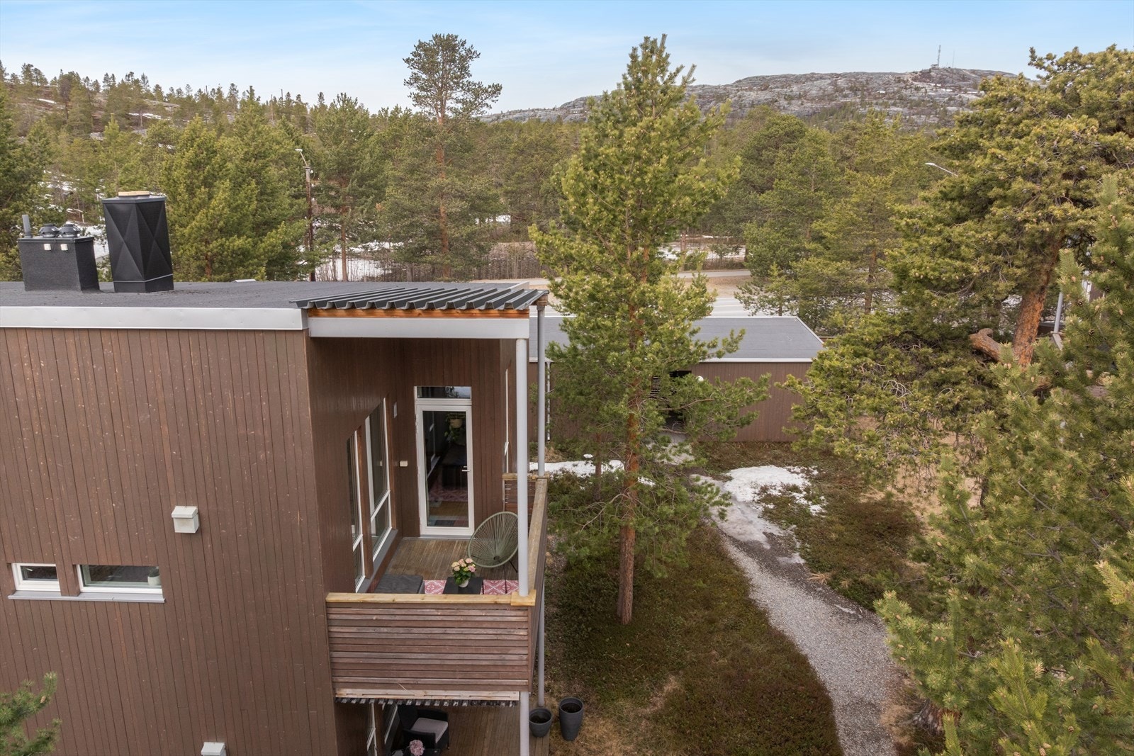 Eiendommen ligger i et etablert og barnevennlig område med nærhet til flere skoler og barnehager. Galleribilde