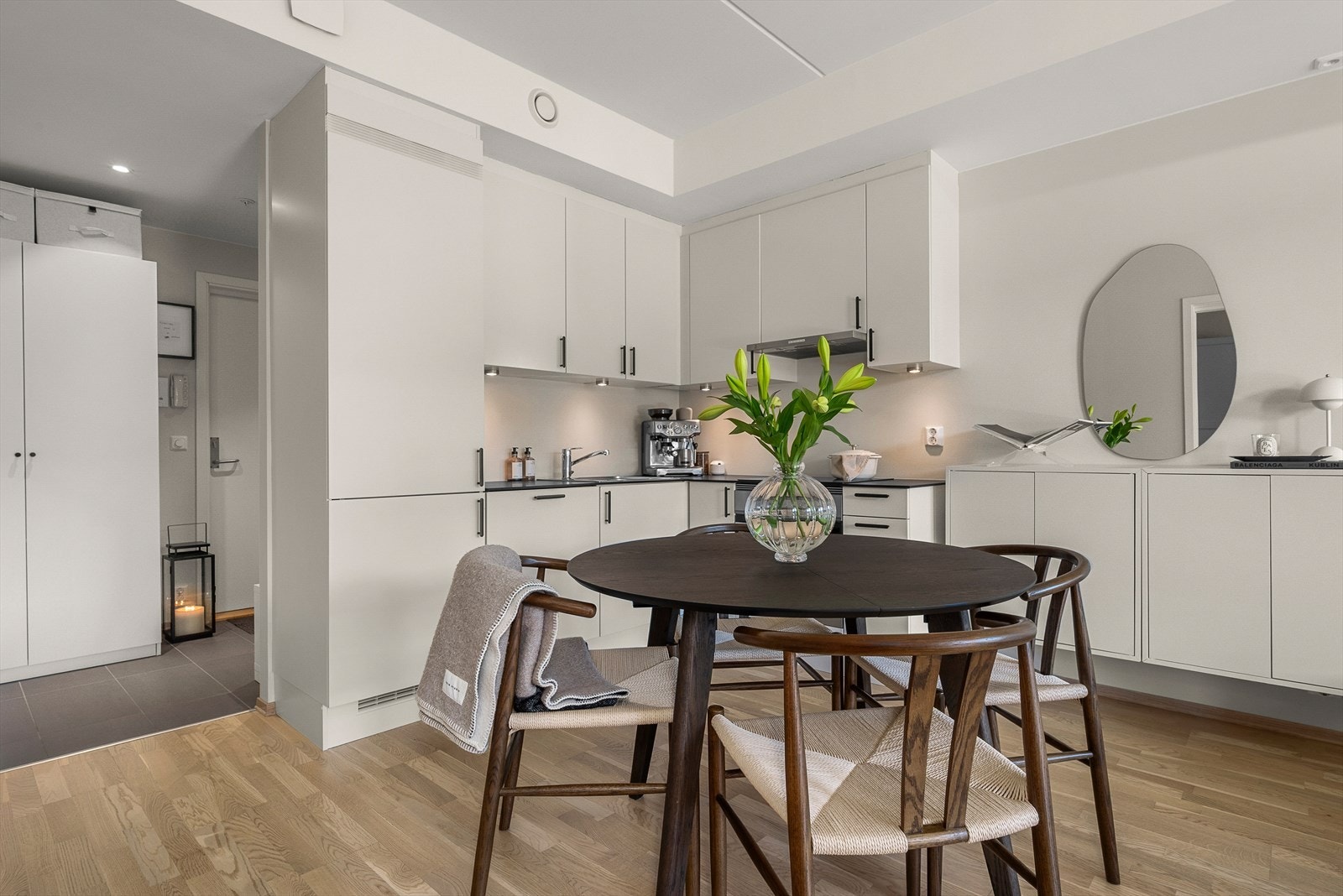Moderne og svært velholdt kjøkken med rause arbeidsflater og godt med oppbevaring i både over- og underskap. Galleribilde