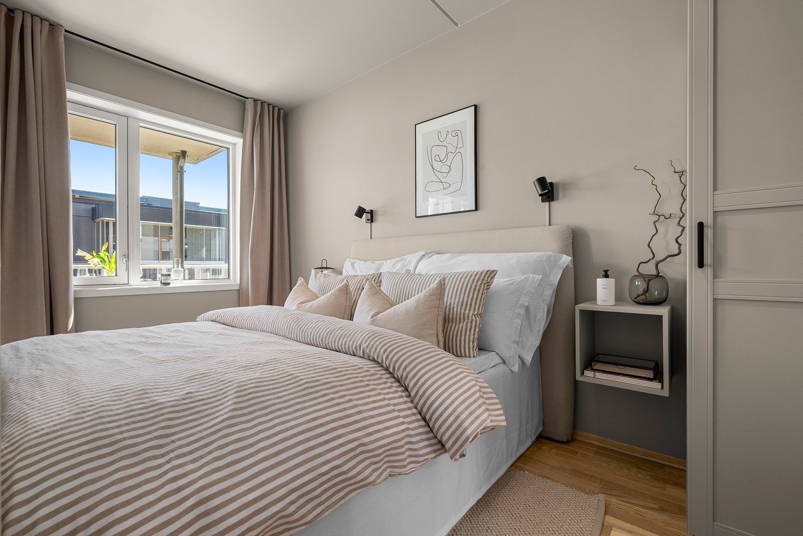 Soverommet måler hele 8,5 m², med god plass til både dobbeltseng og garderobeskap. Galleribilde