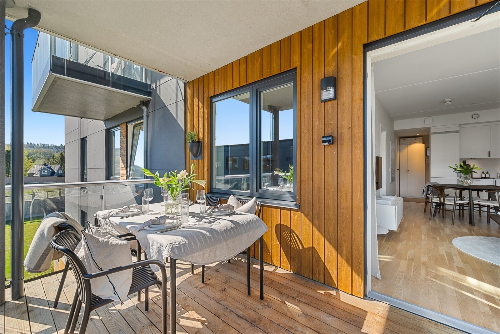 Balkongen har gode solforhold, og ligger vendt mot sør. Perfekt forlengelse av stuen på varme sommerdager. Galleribilde