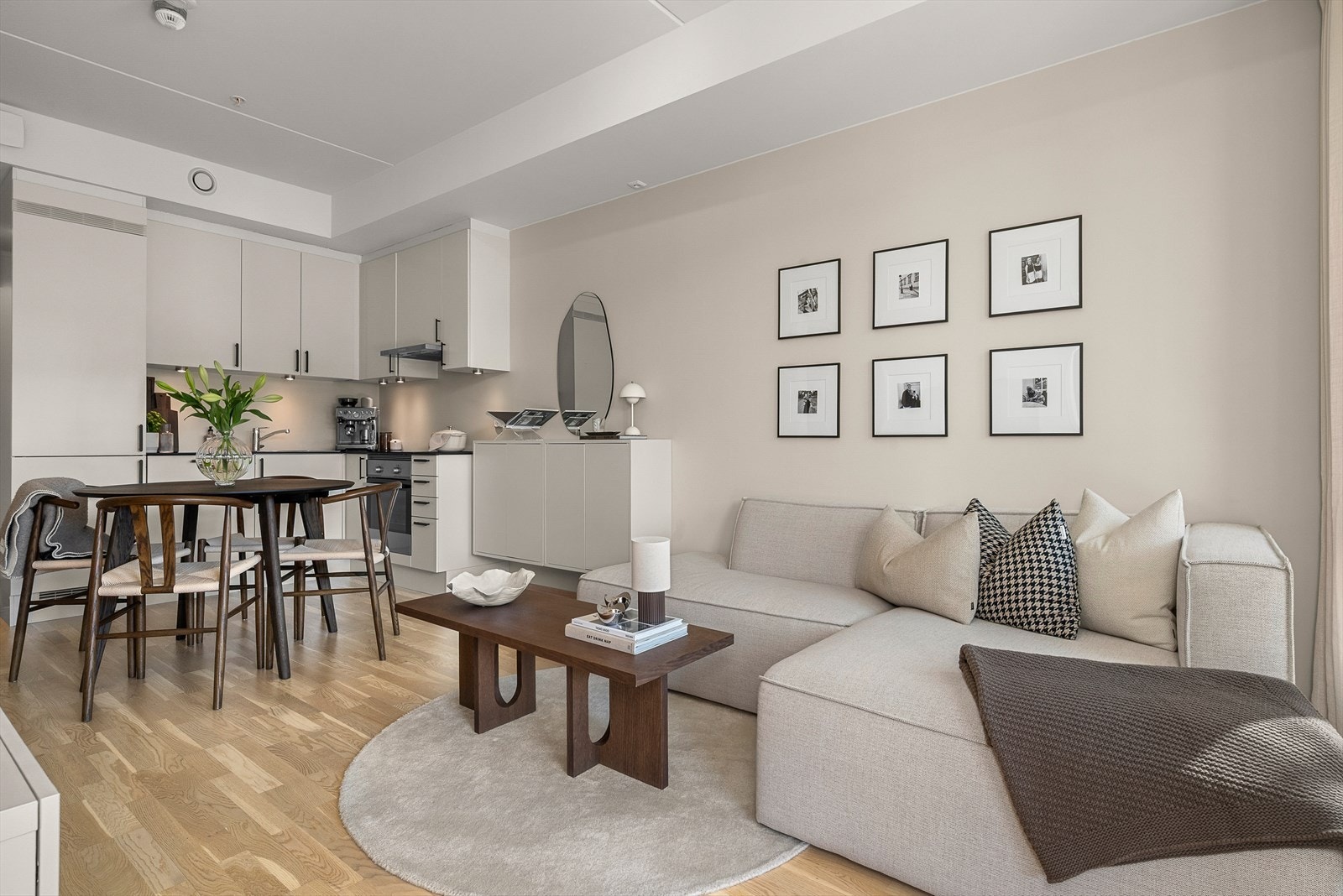 Leiligheten har en åpen stue- og kjøkkenløsning på hele 20,5 m². Galleribilde
