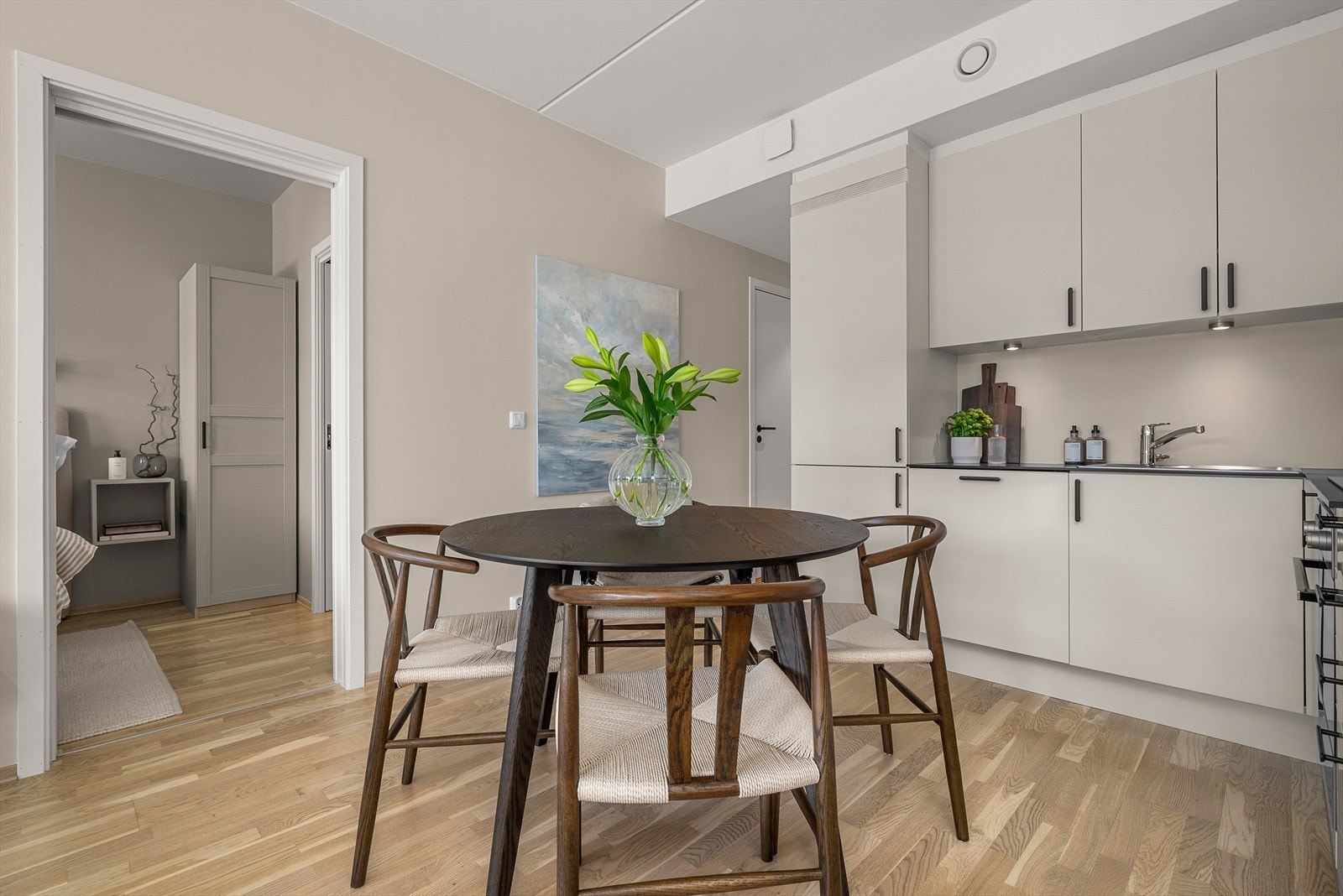 Her er det god plass til møblering av både sofagruppe og spisebord. Galleribilde
