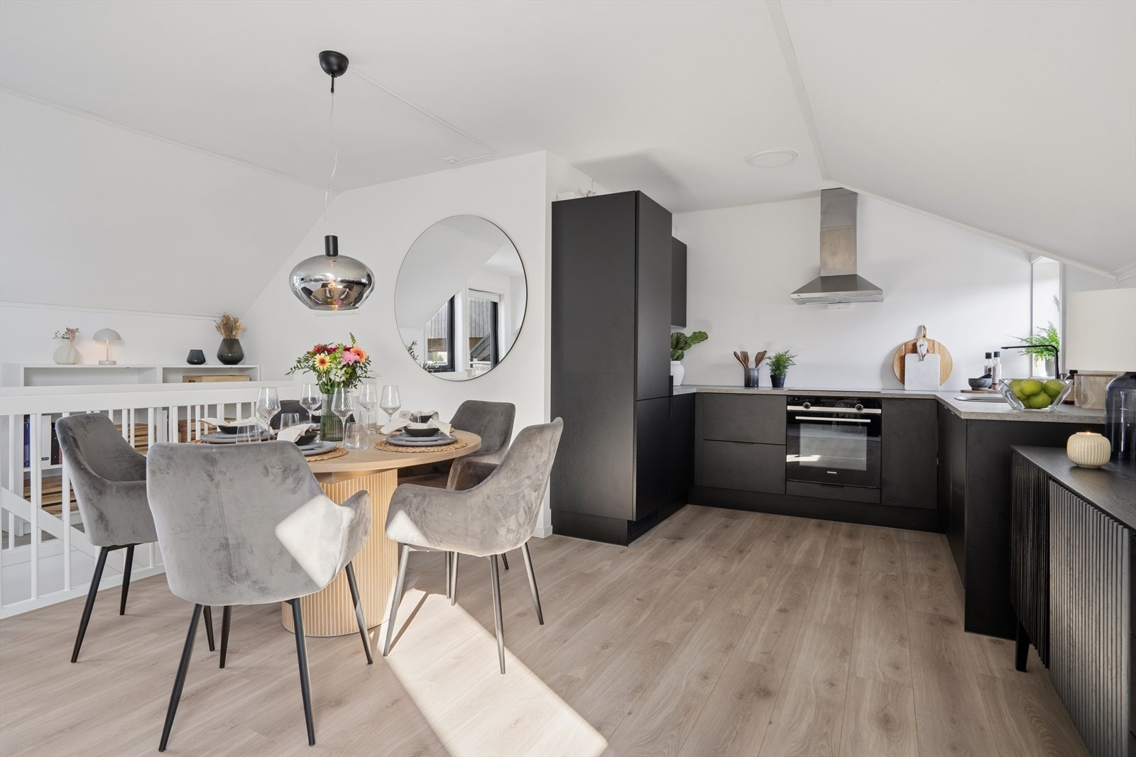 I tilknytting til kjøkkenet har man god plass til kjøkkenbord. Galleribilde