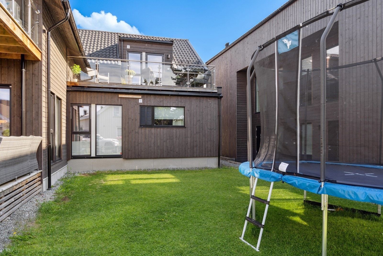 Skjermet uteplass - perfekt for sommerdager. Tomten deles av de i sameiet. Galleribilde