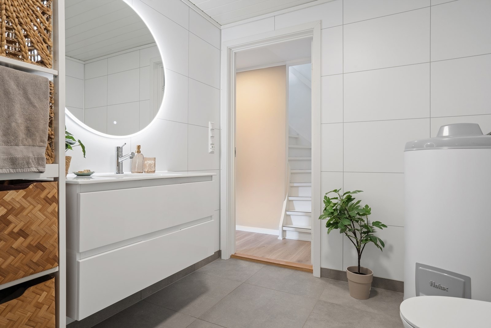Pent flislagt bad med moderne uttrykk Galleribilde