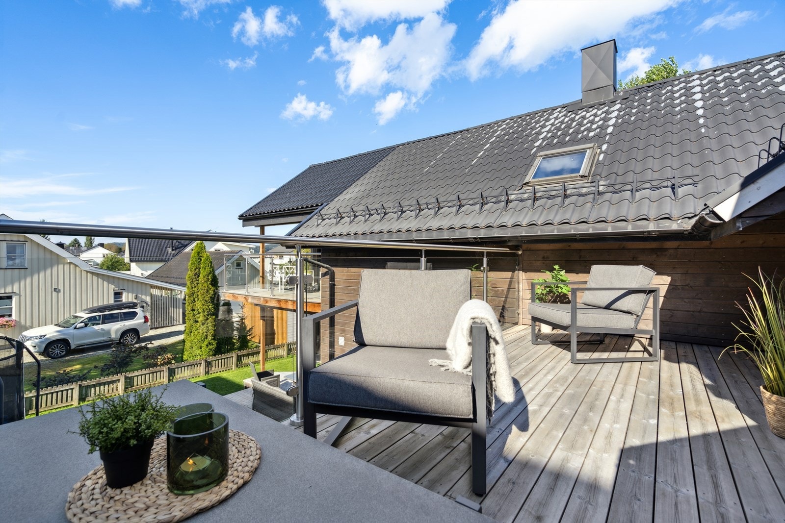 Terrasse med gode solforhold og skjemet for innsyn. Galleribilde