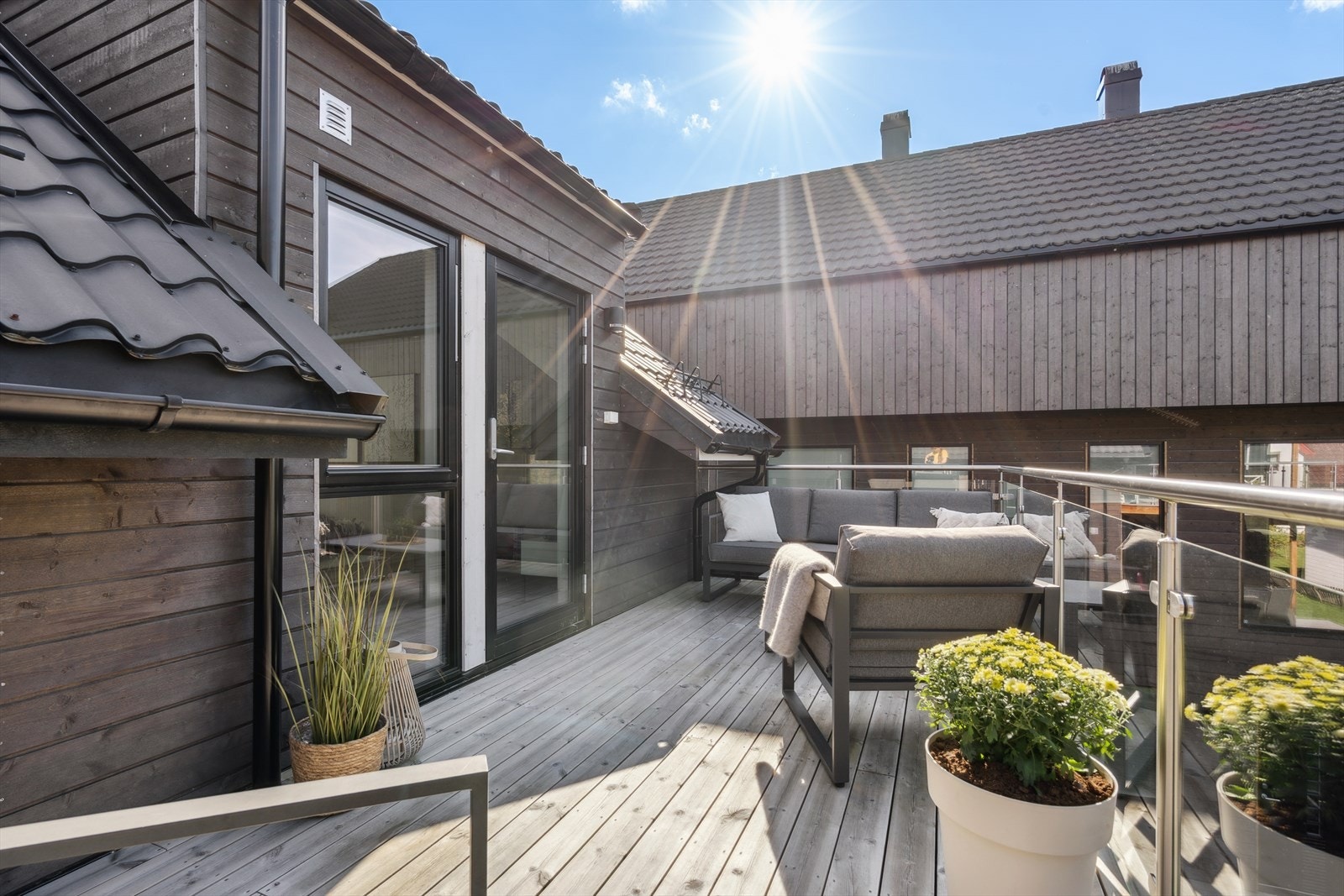 Solrik uteplass med gode oppholdssoner Galleribilde