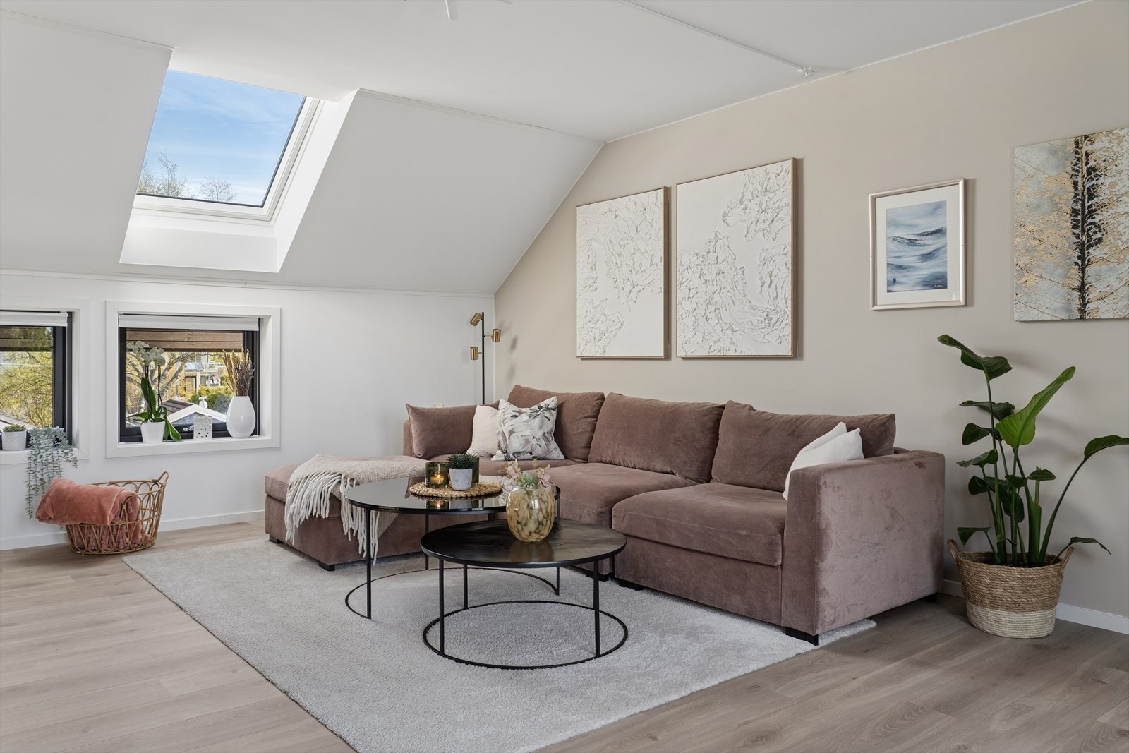 Innbydende stue med god plass til sofagruppe Galleribilde
