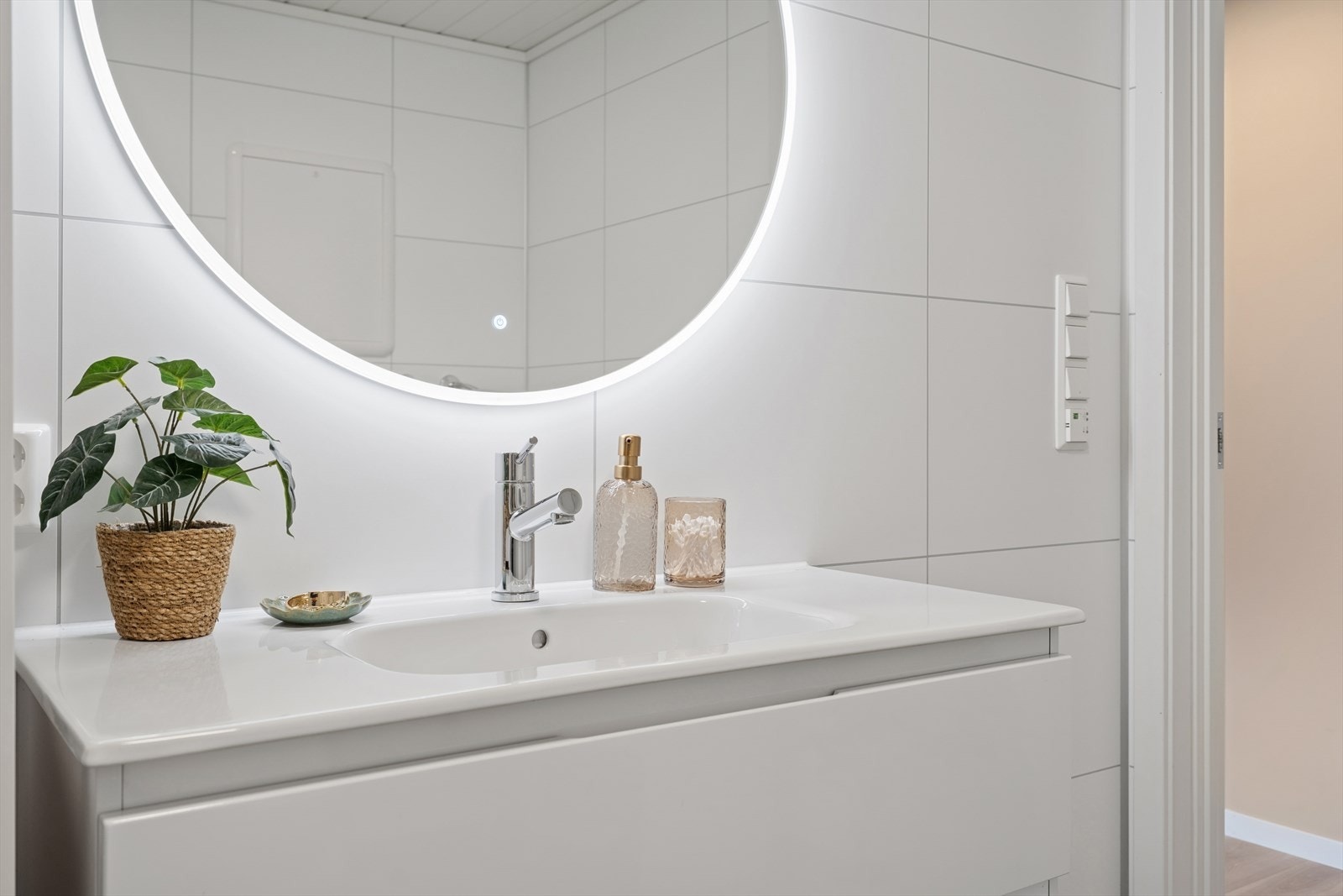 Badet er på 6,4 kvm. Galleribilde
