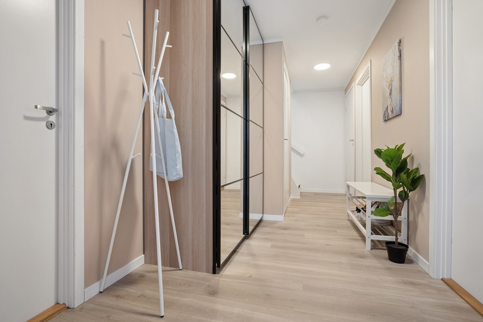 Velkommen inn - lys og praktisk entré med god garderobeplass Galleribilde