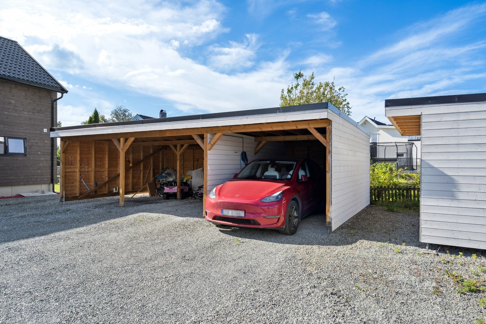 Carport med ladepunkt for elbil. utvendig bod. Samt bod i kjeller på 7 kvm. Galleribilde