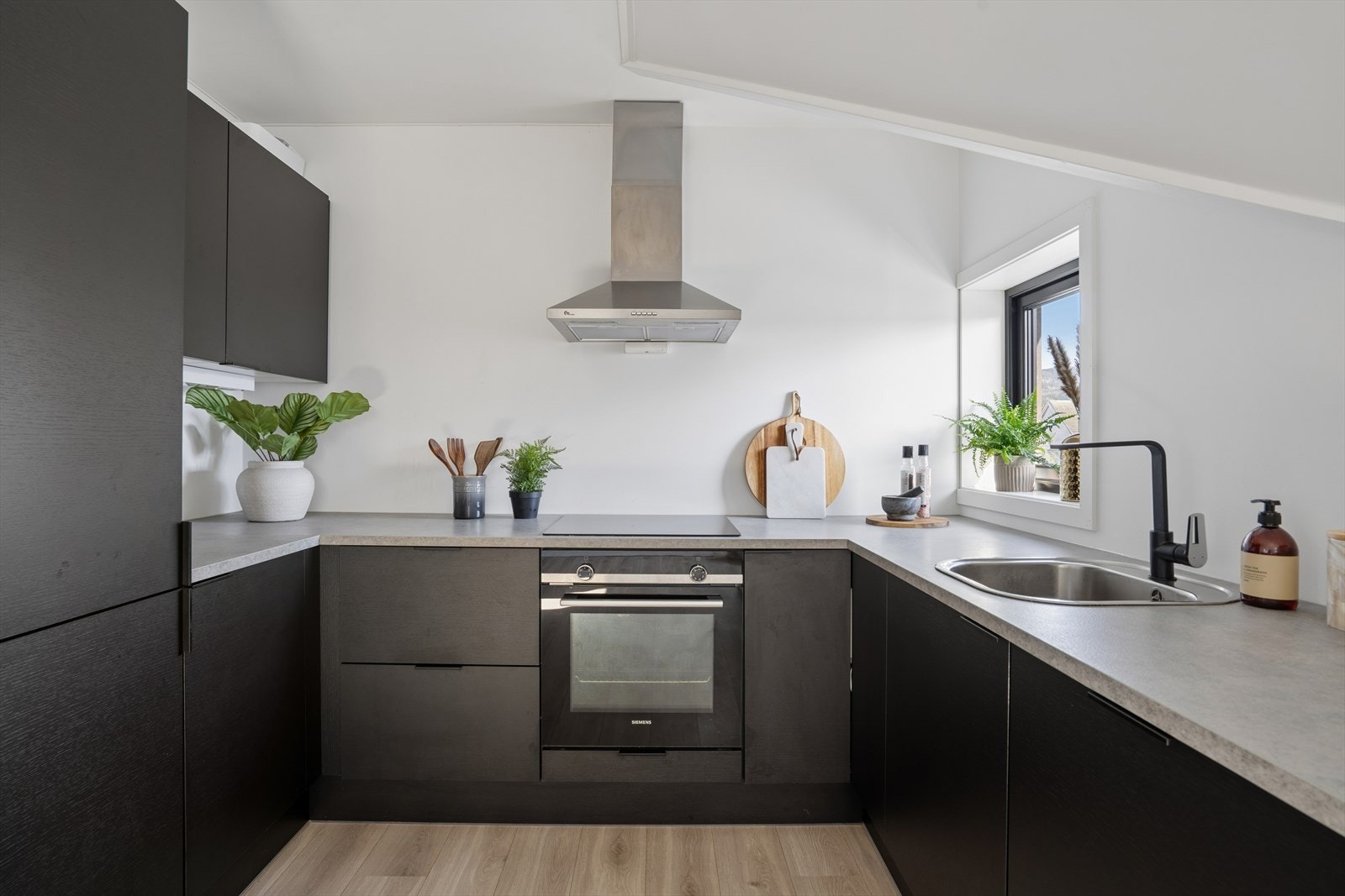 Stilrent kjøkken med moderne innredning og gode arbeidsflater. Galleribilde