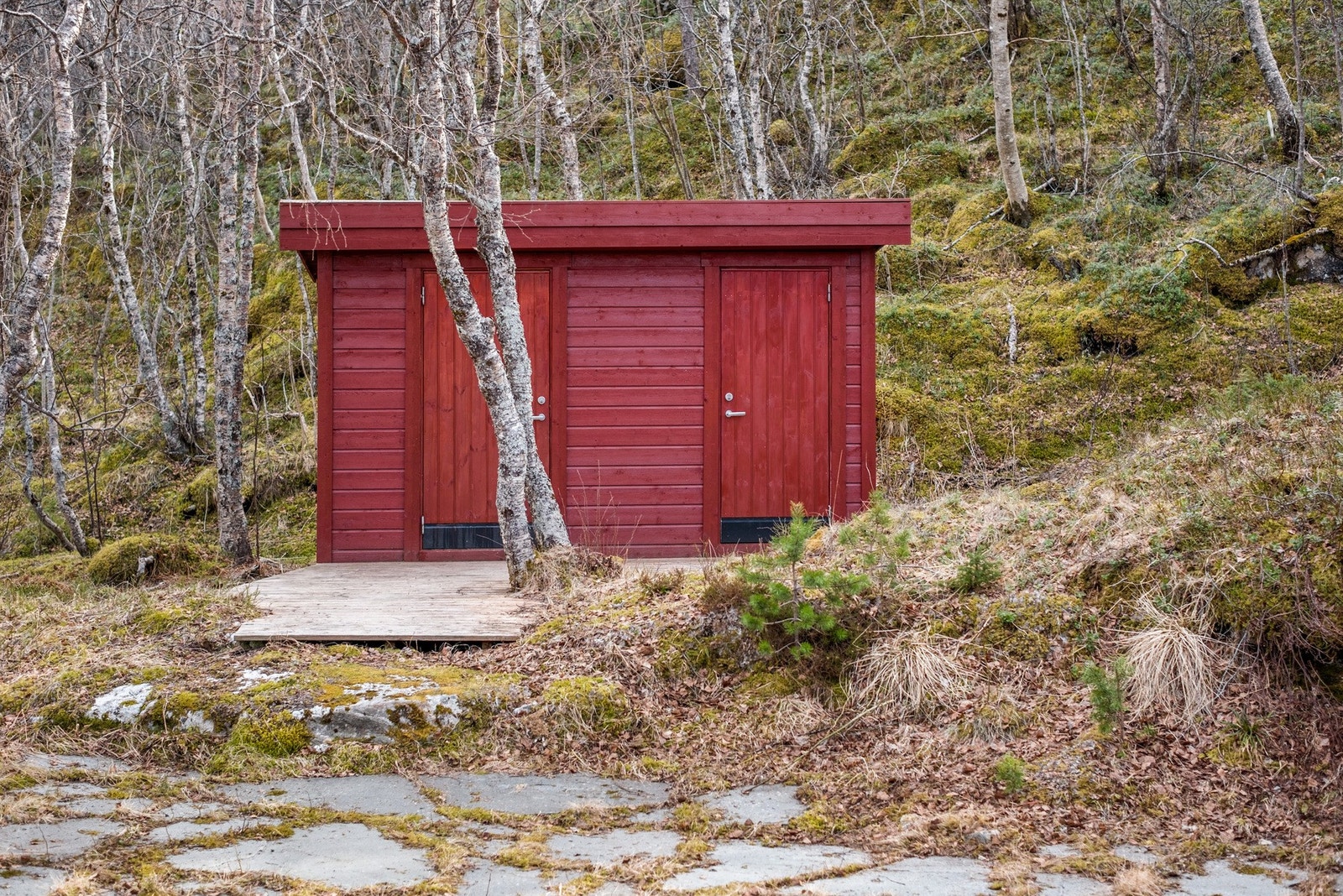 Utebod med oppbevaringsplass, samt utedo Galleribilde
