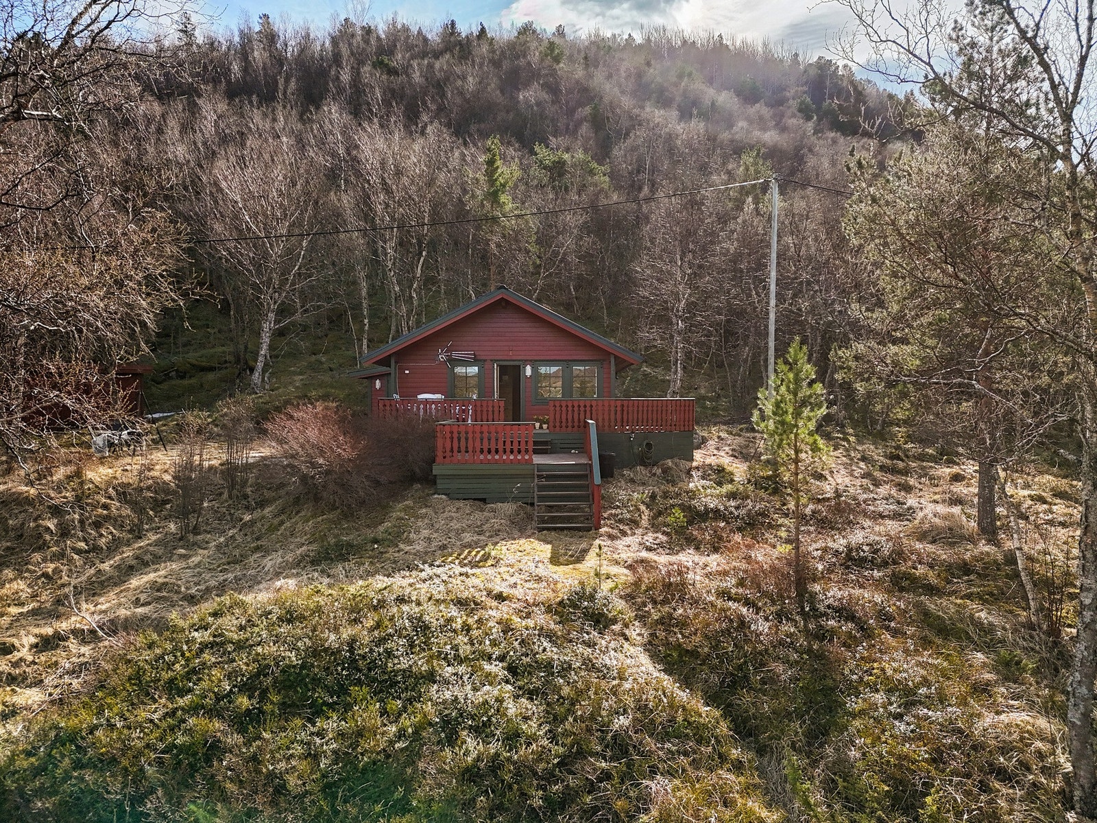 Hytten har innlagt strøm, vann hele året, forbrenningstoalett og fantastiske uteområder Galleribilde