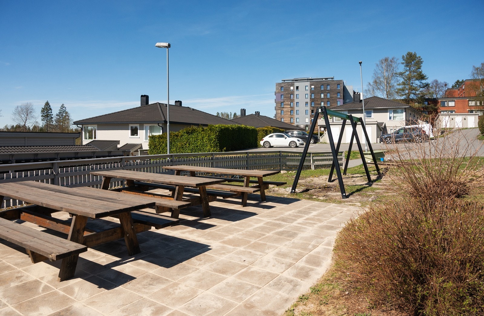 I tillegg er det flere sittegrupper og lekeapparater i borettslaget som kan benyttes av beboerne. Galleribilde