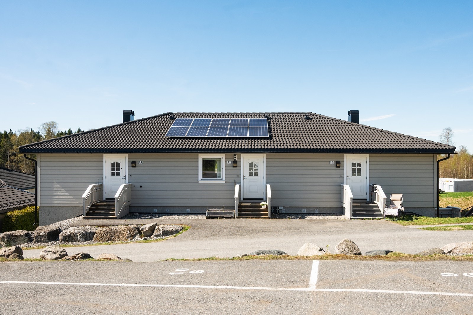 Bygningen er fra 2006 og har solcellepanel installert på taket. Galleribilde