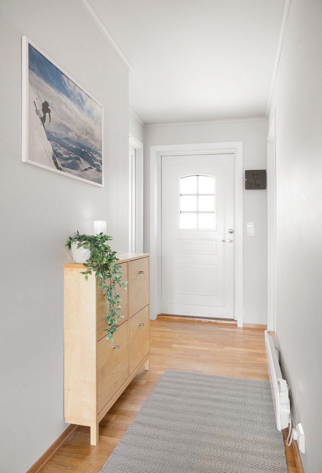 Velkommen inn til en romslig og innbydende entré med god plass til å hensette yttertøy og sko. Galleribilde