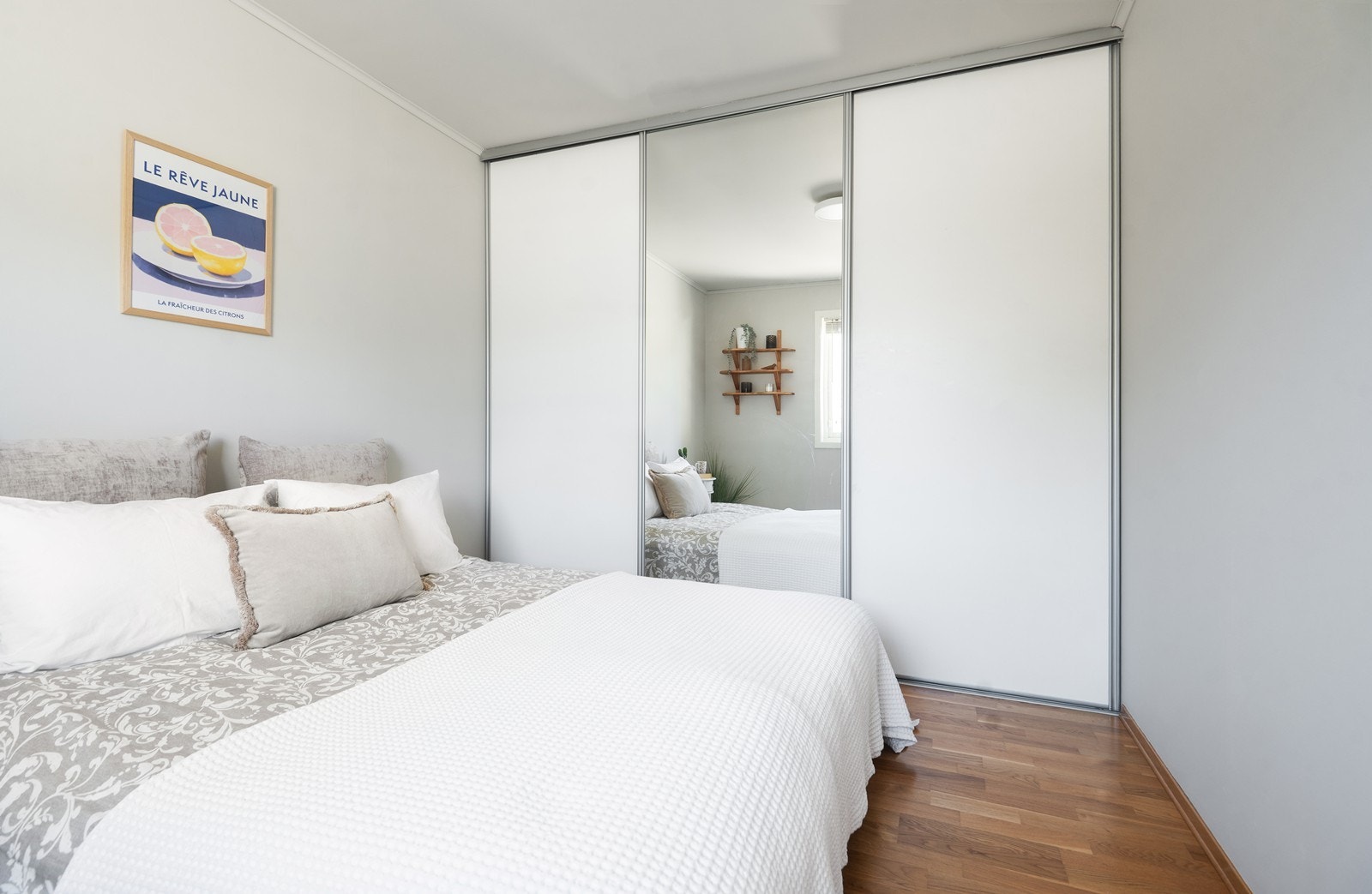 En stor skyvedørsgarderobe med speilfront gir rikelig med oppbevaringsplass, samtidig som speilet bidrar til å forsterke romfølelsen. Galleribilde