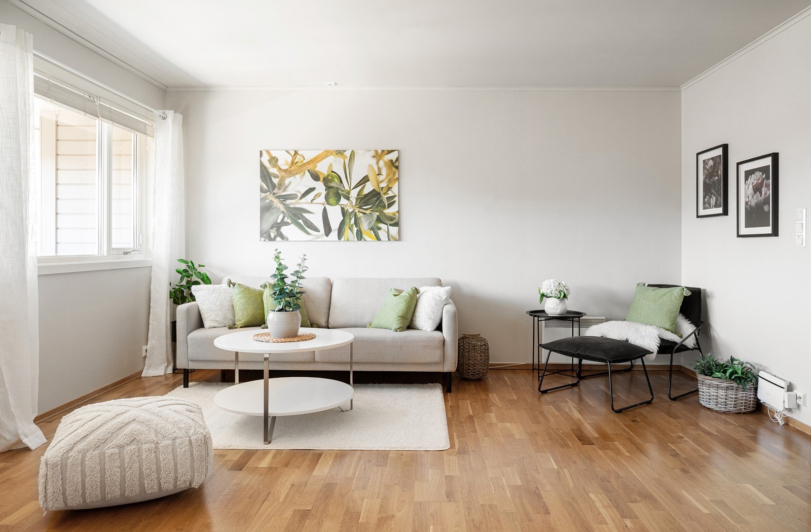 Rommet oppleves som lyst med store vindusflater som slipper rikelig med naturlig lys inn. Galleribilde