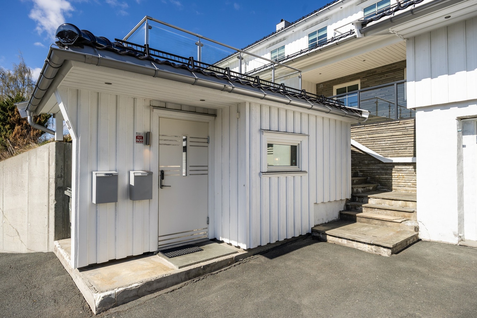 Bod ved gårdsplass på 9m². Bygd ny i 2011. Galleribilde