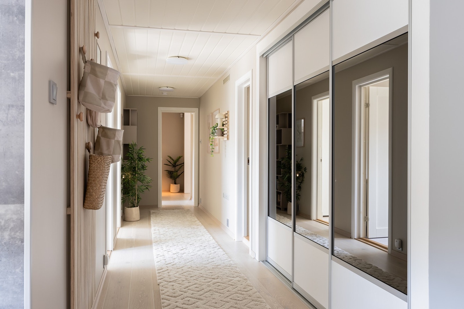 I tilknytning til soverommene har man en romslig gang med stor skyvedørsgarderobe. Galleribilde